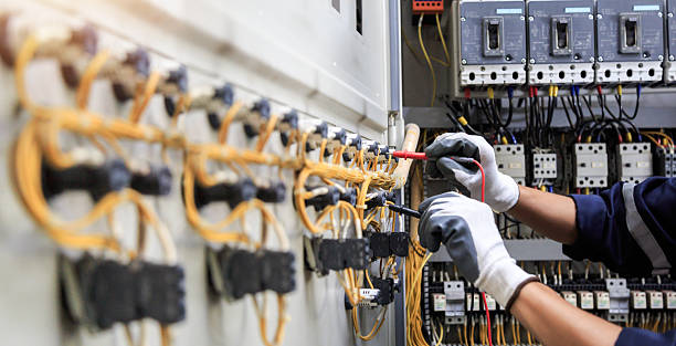 Professional Electrician technician working in Algonquin, IL